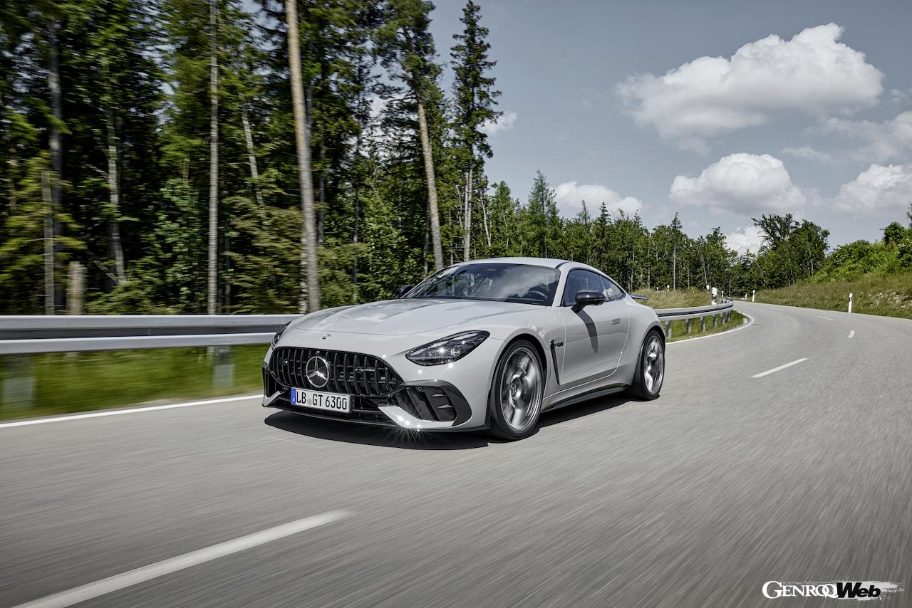 「メルセデス AMG GT 63 プロ 4MATIC+」の走行シーン。