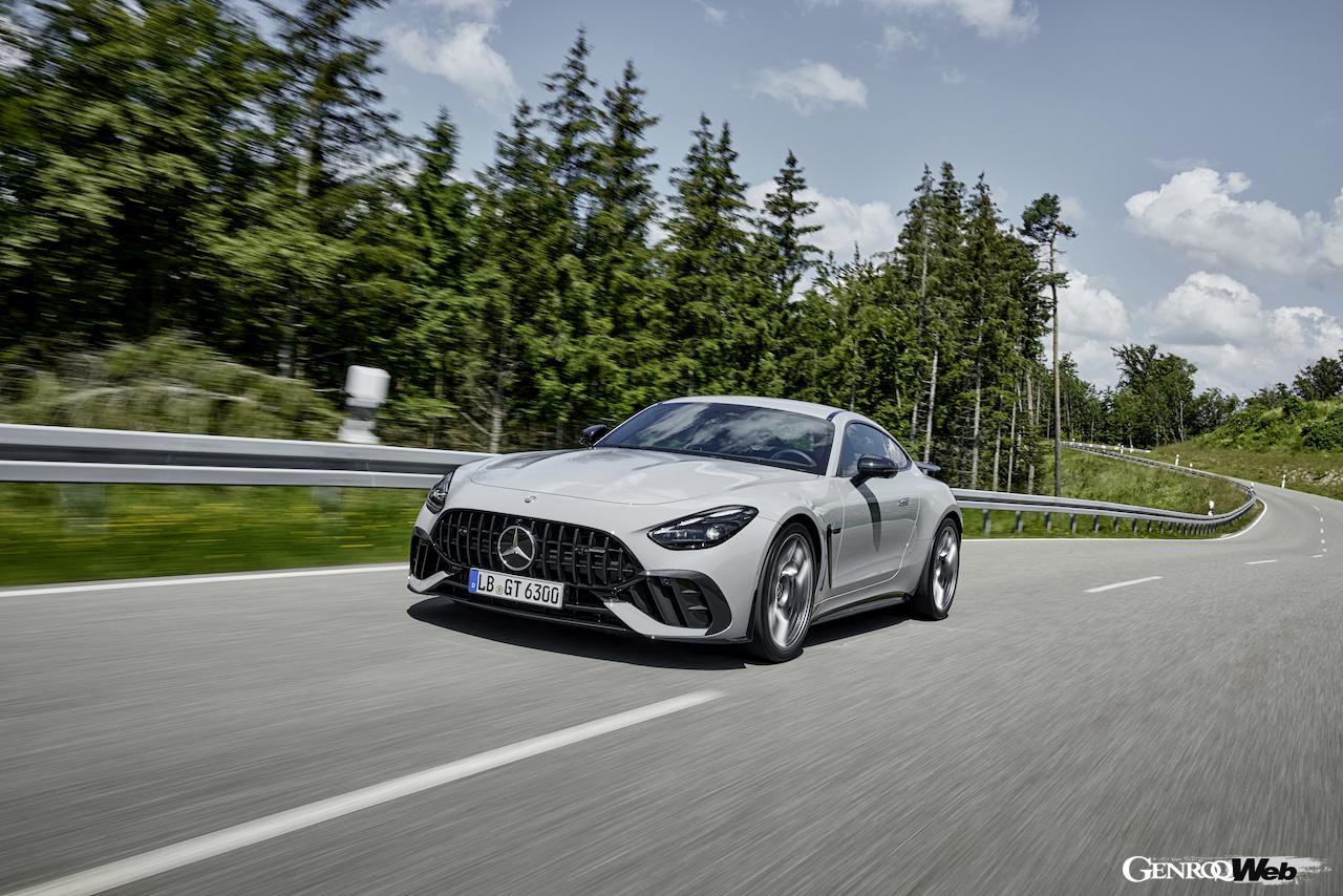 「メルセデス AMG GT 63 プロ 4MATIC+」の走行シーン。