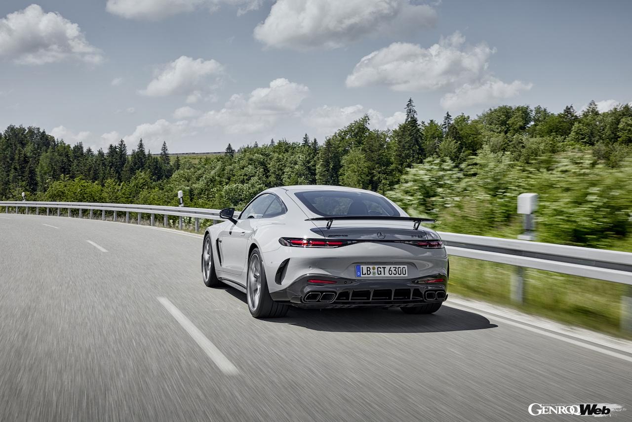 「メルセデス AMG GT 63 プロ 4MATIC+」の走行シーン。