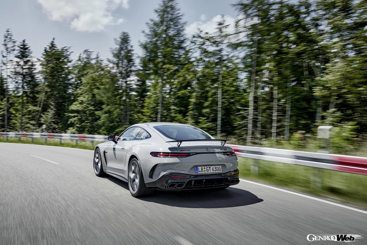 「メルセデス AMG GT 63 プロ 4MATIC+」の走行シーン。