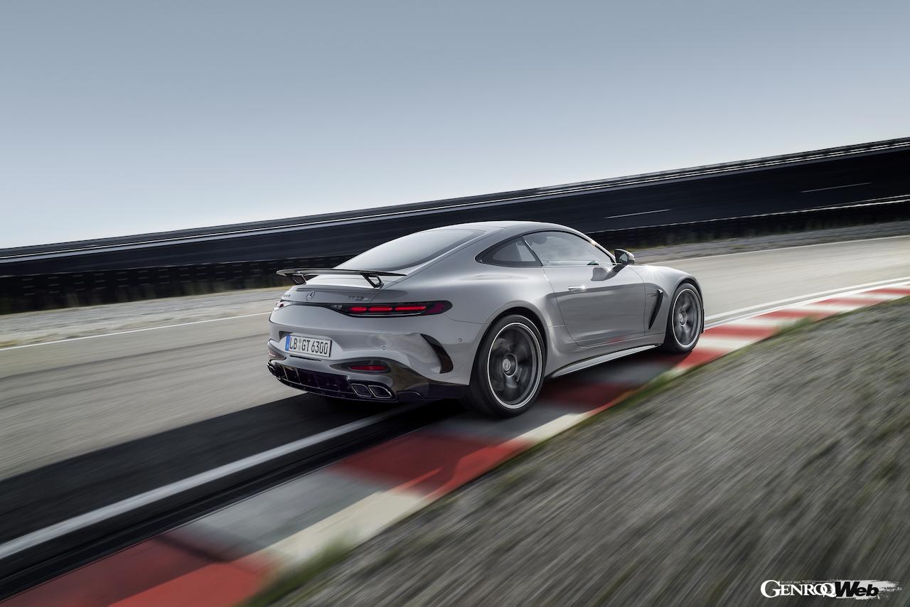 「メルセデス AMG GT 63 プロ 4MATIC+」の走行シーン。