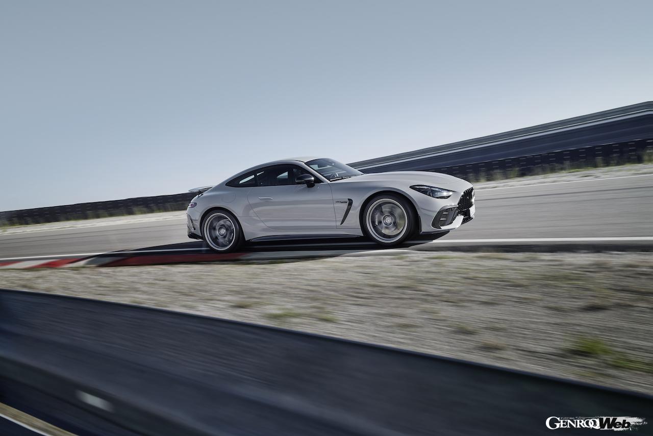 「メルセデス AMG GT 63 プロ 4MATIC+」の走行シーン。