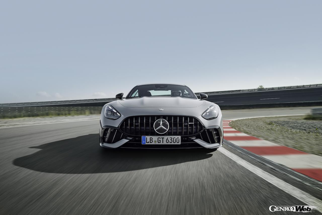 「メルセデス AMG GT 63 プロ 4MATIC+」の走行シーン。