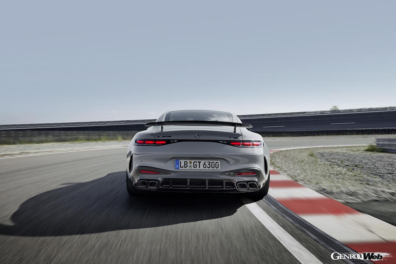 「メルセデス AMG GT 63 プロ 4MATIC+」の走行シーン。