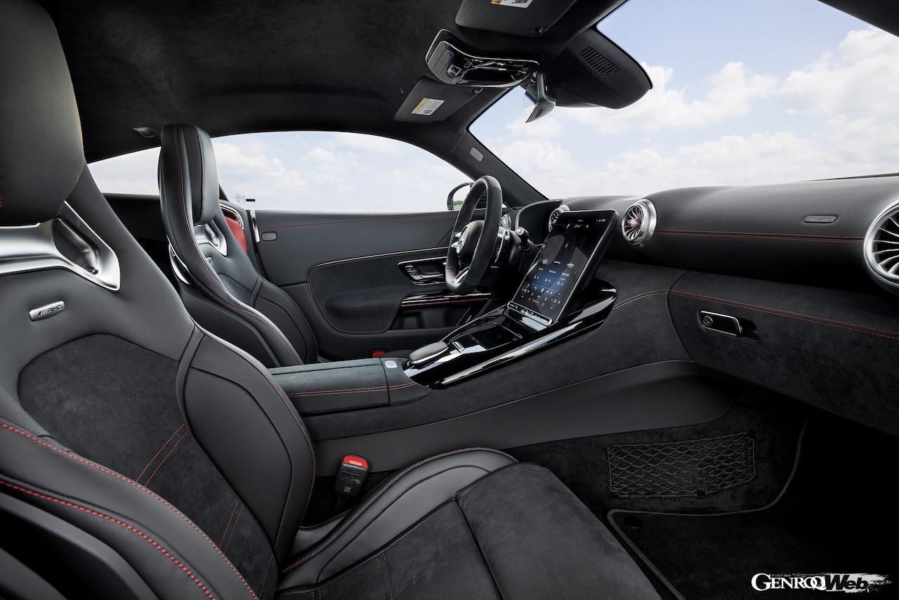 「メルセデス AMG GT 63 プロ 4MATIC+」のコクピット。