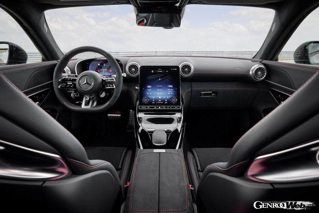 「メルセデス AMG GT 63 プロ 4MATIC+」のコクピット。