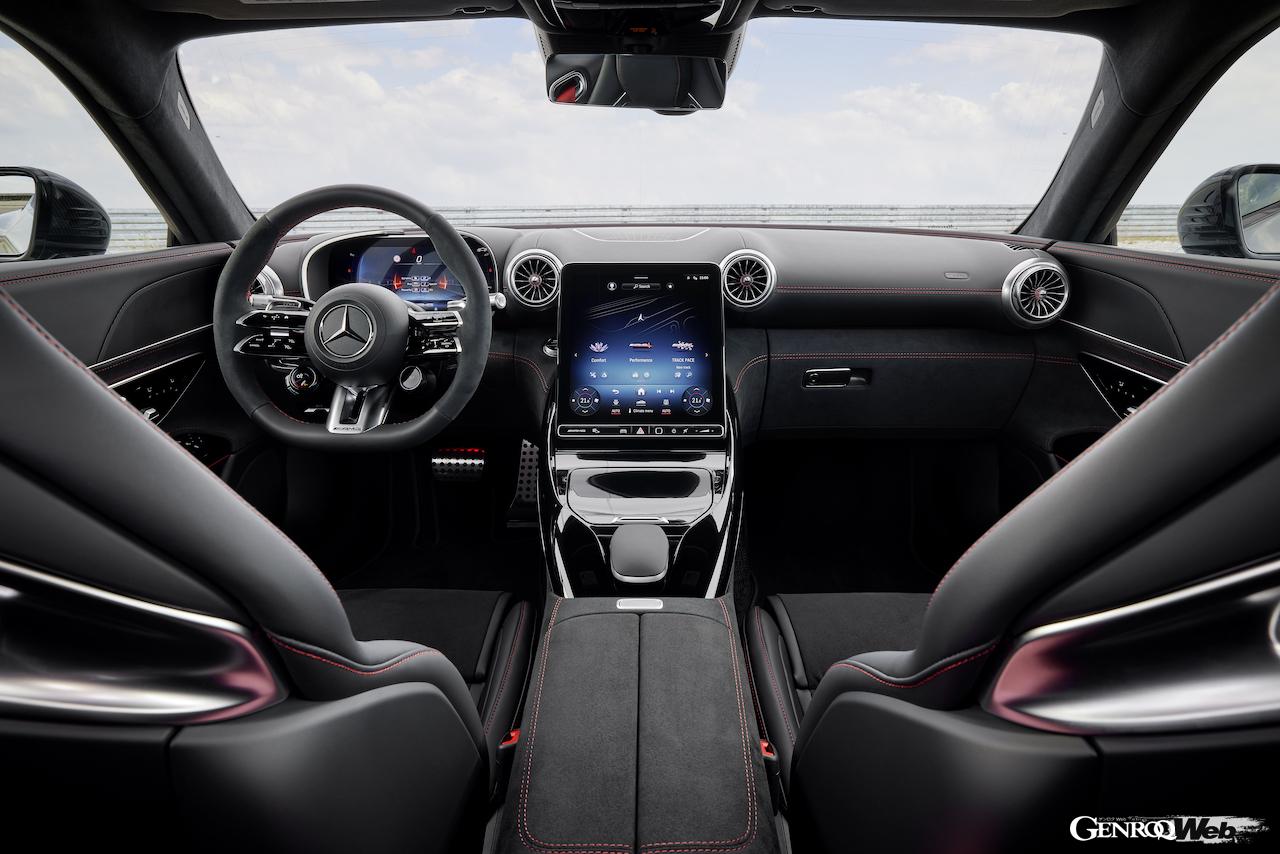 「メルセデス AMG GT 63 プロ 4MATIC+」のコクピット。