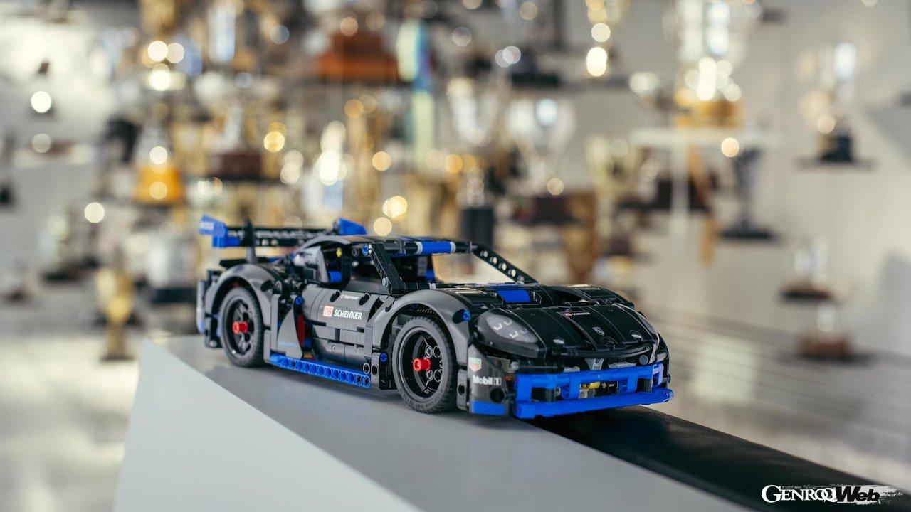 実際のモデルの技術的なハイライトをレゴで再現した「レゴ テクニック ポルシェ GT4 eパフォーマンス」。