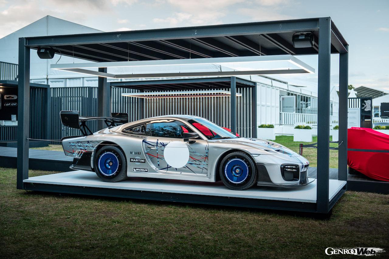 マルティニ・カラーをイメージした専用リバリーが採用された、ランザンテの「935」の公道走行仕様。