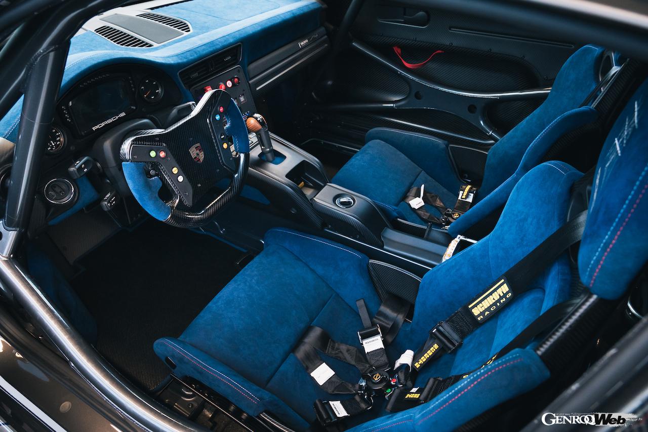 マルティニ・カラーをイメージした専用リバリーが採用された、ランザンテの「935」の公道走行仕様。