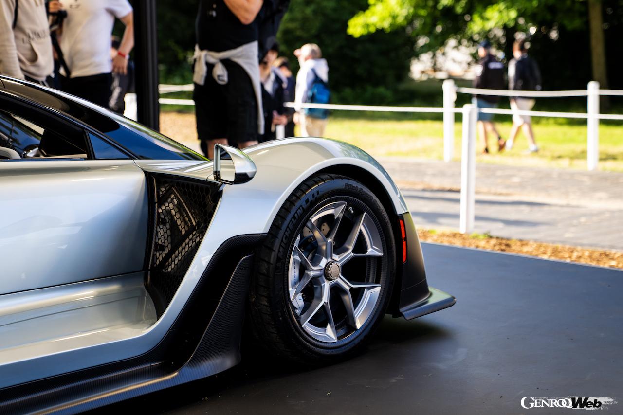 スーパーカーパドックの特設スタンドに展示されたロングテール仕様の「ジンガー 21C V MAX」。