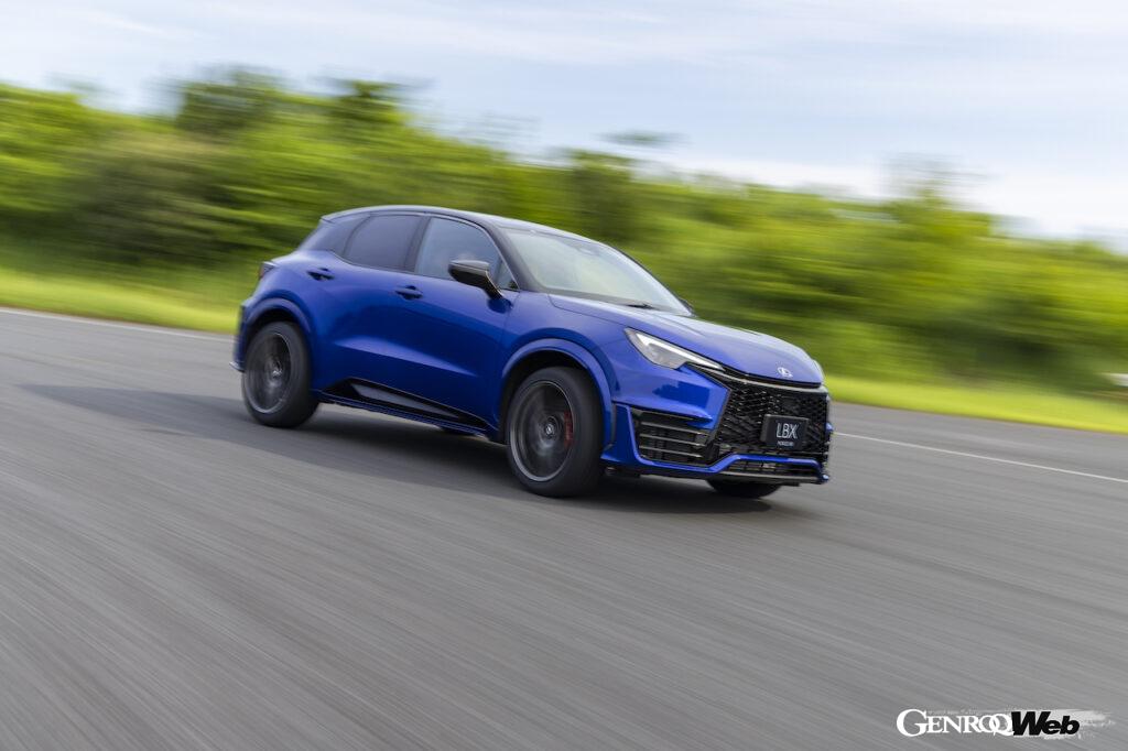 「レクサス LBX MORIZO RR」の走行シーン。