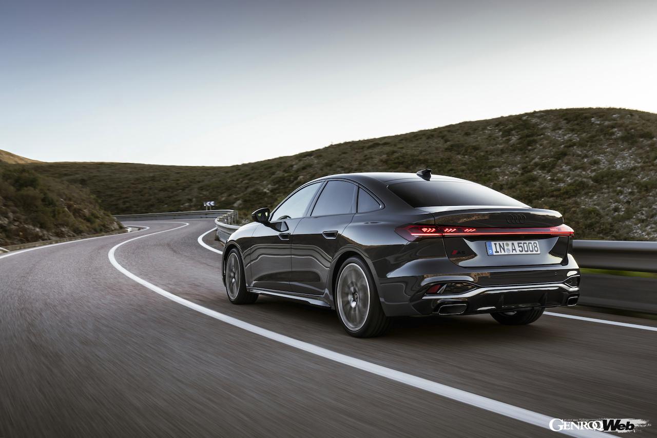 新型「アウディ A5 セダン」の走行シーン。