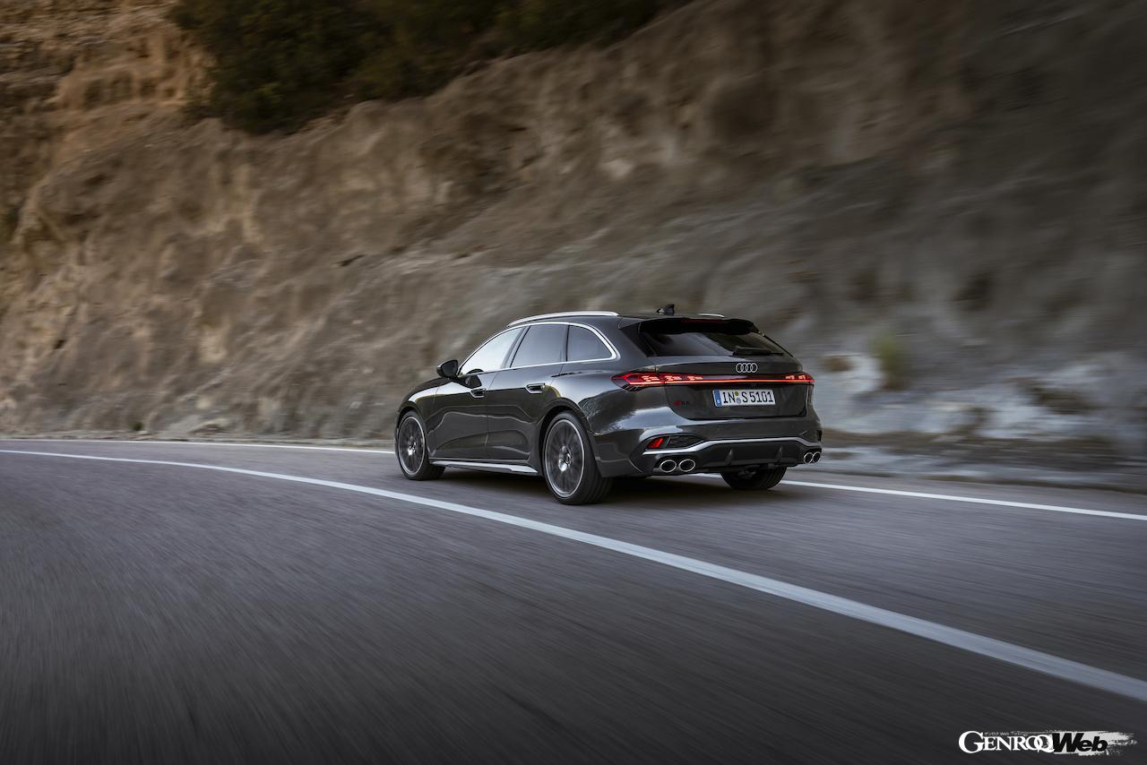 新型「アウディ S5 アバント」の走行シーン。