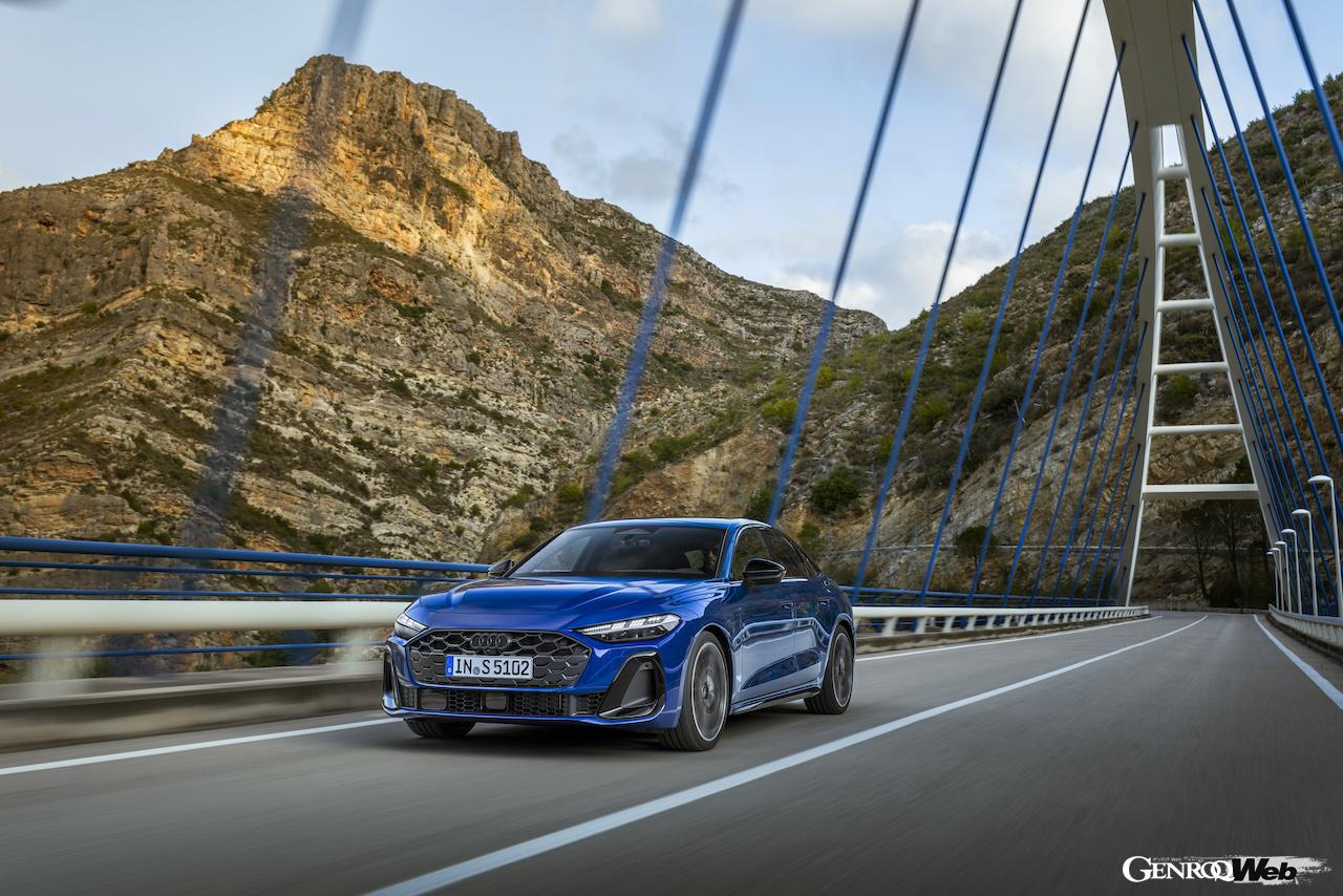 新型「アウディ S5 セダン」の走行シーン。
