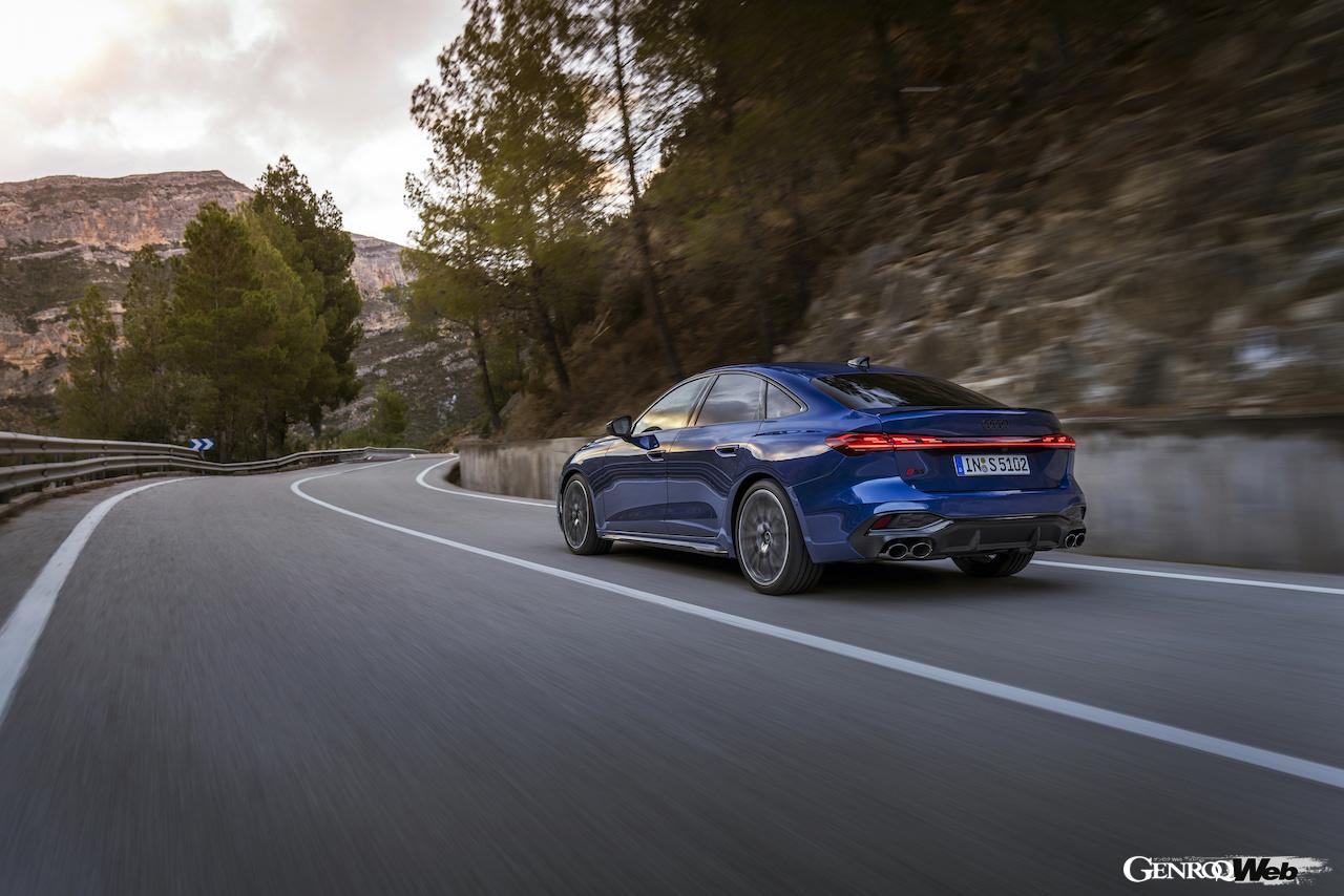 新型「アウディ S5 セダン」の走行シーン。