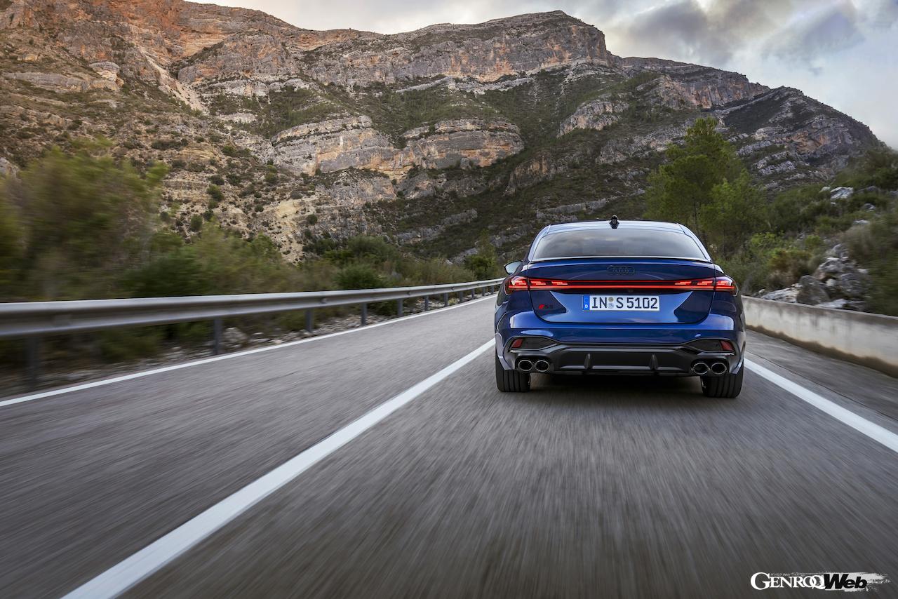 新型「アウディ S5 セダン」の走行シーン。