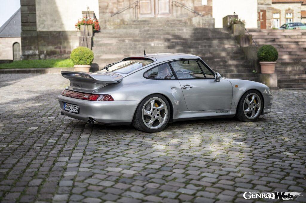 993型911のターボモデルから、ポルシェは大径シングルターボに替えてツインターボを導入。ターボラグの減少と、高効率を実現することになった。