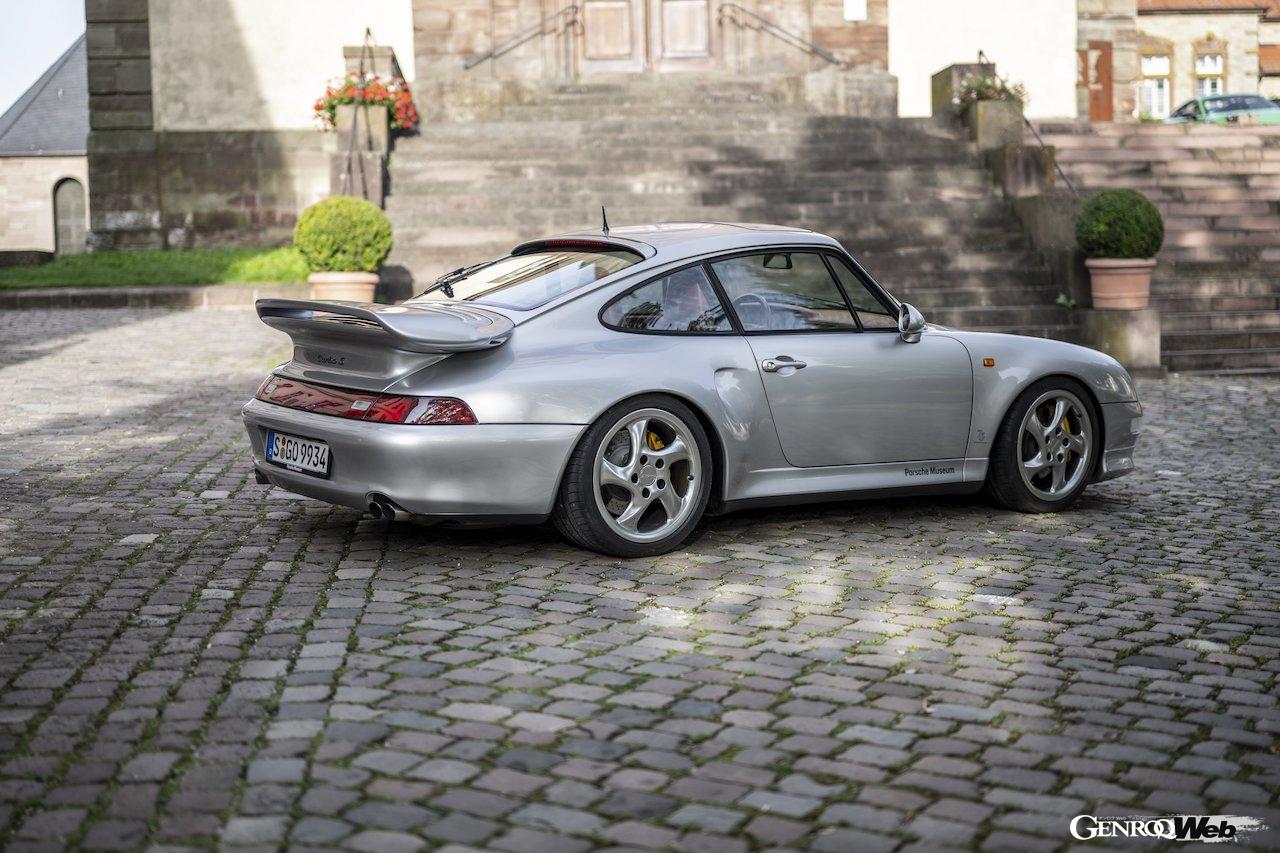 993型911のターボモデルから、ポルシェは大径シングルターボに替えてツインターボを導入。ターボラグの減少と、高効率を実現することになった。