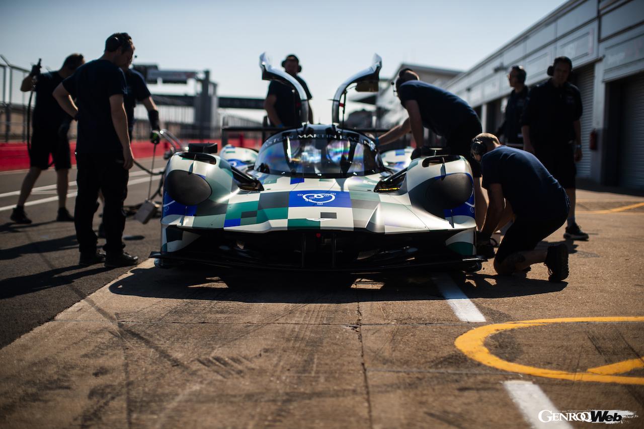 英国のドニントンパークにおいて、精力的に走行を続ける「アストンマーティン ヴァルキリー AMR-LMH」。