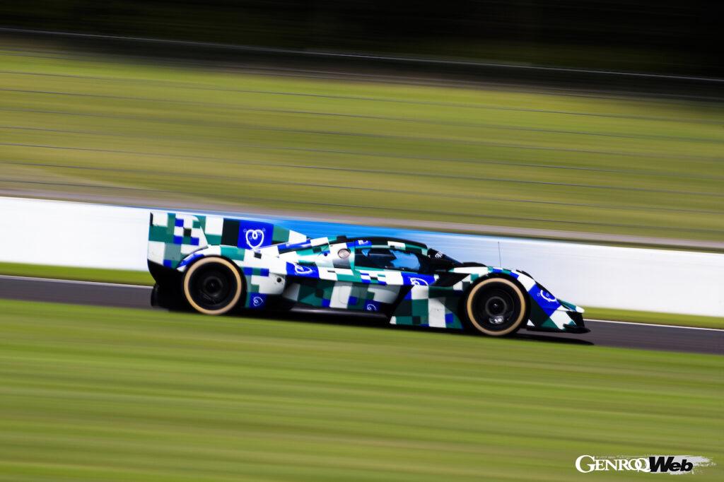 英国のドニントンパークにおいて、精力的に走行を続ける「アストンマーティン ヴァルキリー AMR-LMH」。