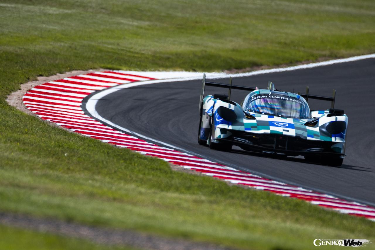 英国のドニントンパークにおいて、精力的に走行を続ける「アストンマーティン ヴァルキリー AMR-LMH」。