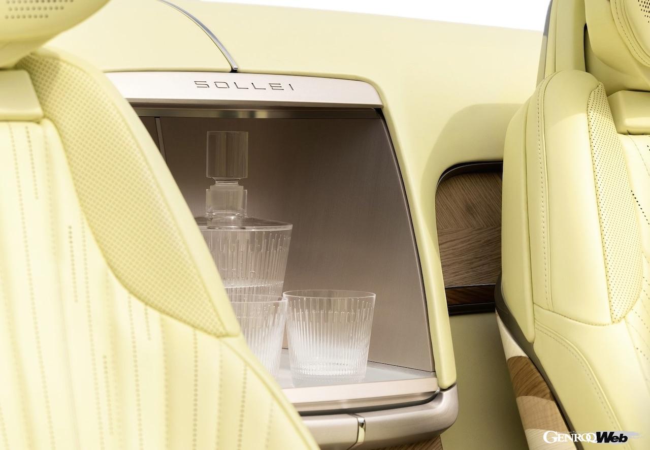 フル電動デザインコンセプト「キャデラック ソレイ」のエレガントなインテリア。