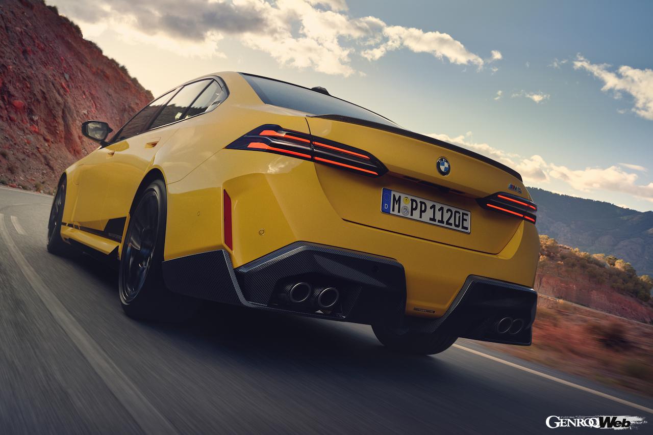 新型BMW M5用に開発された「2セクション・Mパフォーマンス・リヤディフューザー・カーボンファイバー」。