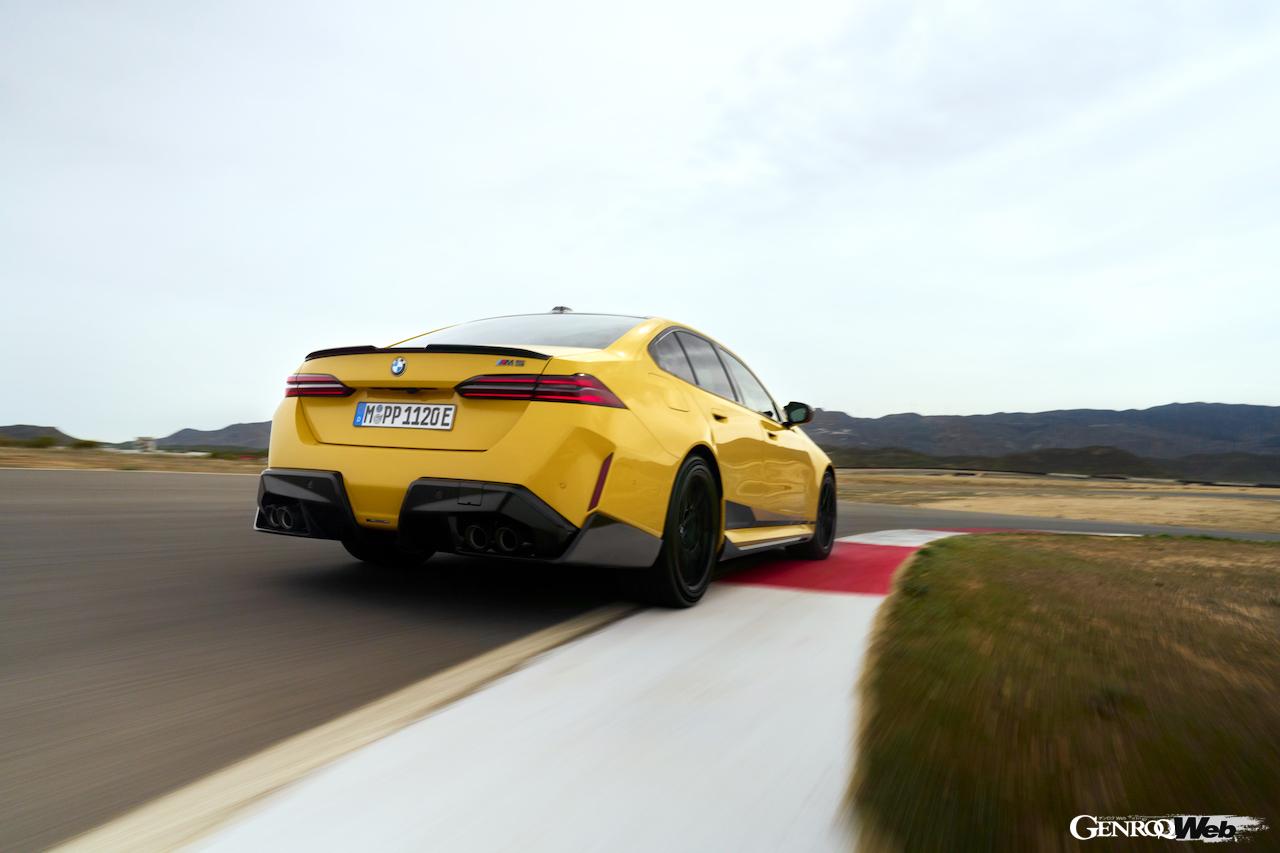 新型BMW M5用に開発された「2セクション・Mパフォーマンス・リヤディフューザー・カーボンファイバー」。