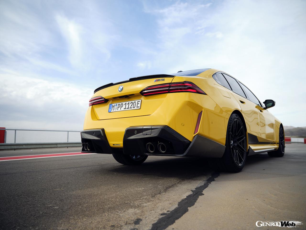 新型BMW M5用に開発された「2セクション・Mパフォーマンス・リヤディフューザー・カーボンファイバー」。