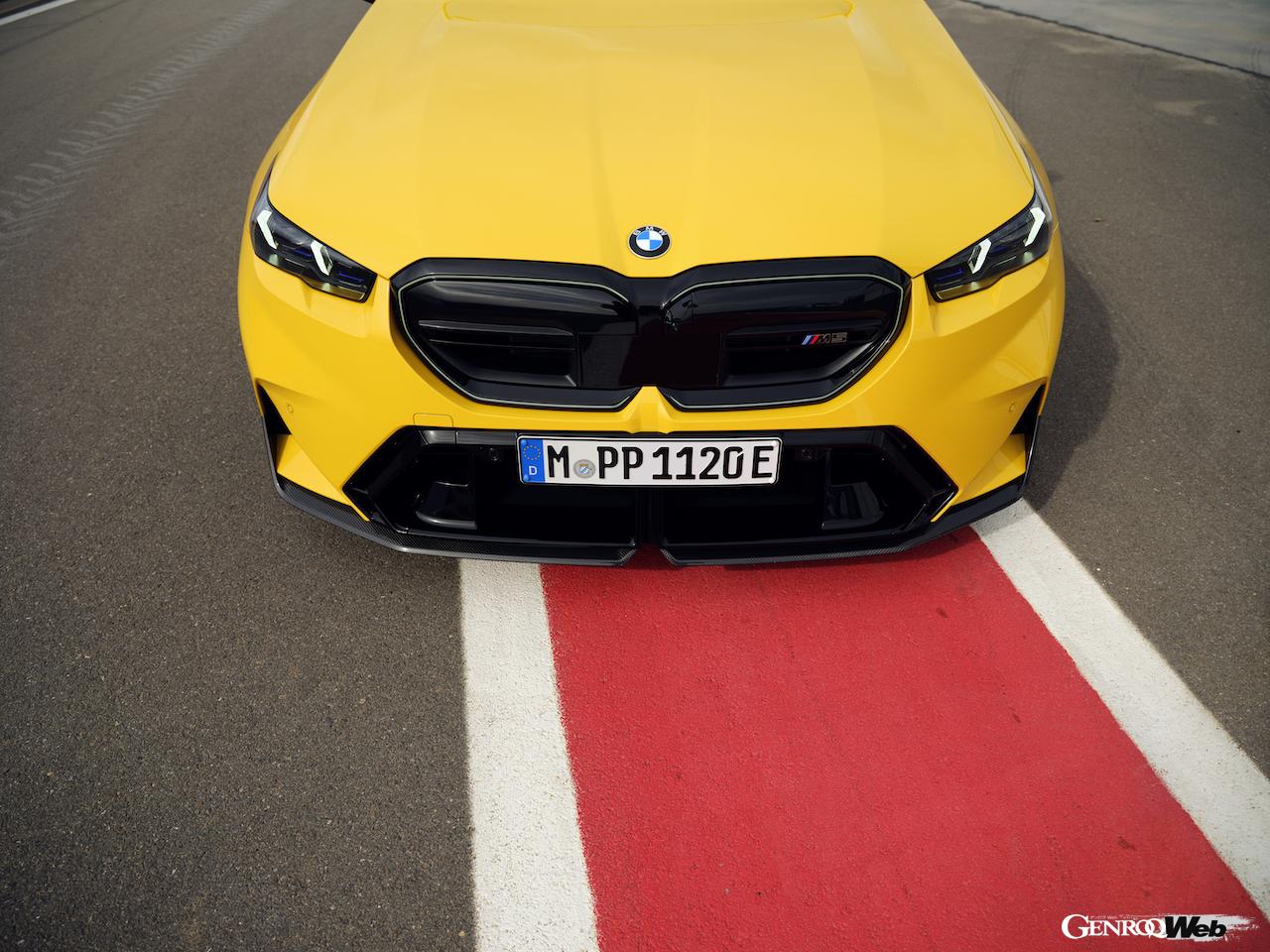 新型BMW M5用に開発された「BMW Mパフォーマンス・パーツ」のハイテクカーボンファイバー製エクステリア。