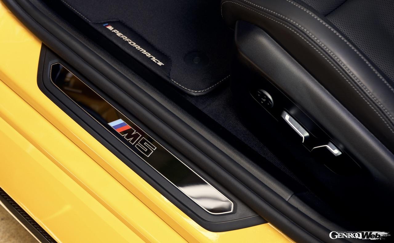 新型BMW M5用に開発された「BMW Mパフォーマンス・パーツ」の「Mパフォーマンス・フロアマット」。