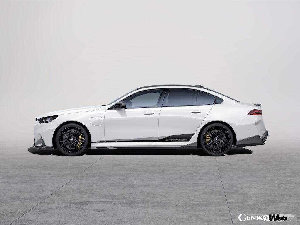 新型BMW M5用に開発された「BMW Mパフォーマンス・パーツ」の「Mパフォーマンス・サイドデカール」。