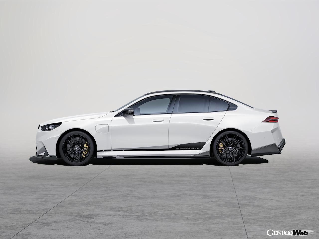 新型BMW M5用に開発された「BMW Mパフォーマンス・パーツ」の「Mパフォーマンス・サイドデカール」。