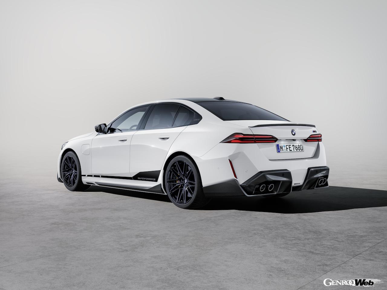 新型BMW M5用に開発された「BMW Mパフォーマンス・パーツ」のハイテクカーボンファイバー製エクステリア。