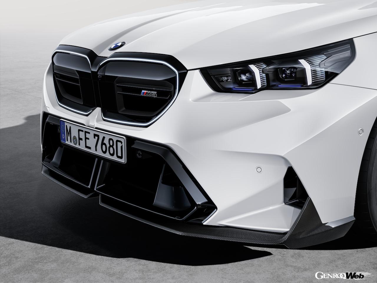 新型「BMW M5」に早くもMパフォーマンスパーツ登場「迫力の