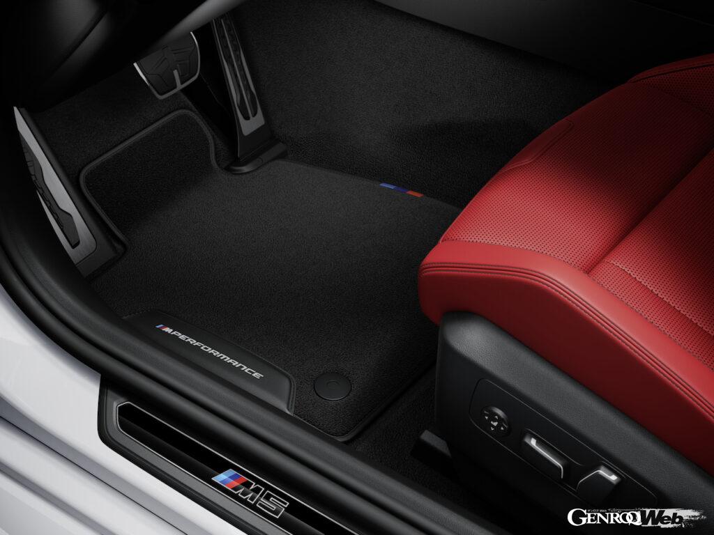 新型BMW M5用に開発された「BMW Mパフォーマンス・パーツ」の「Mパフォーマンス・フロアマット」。