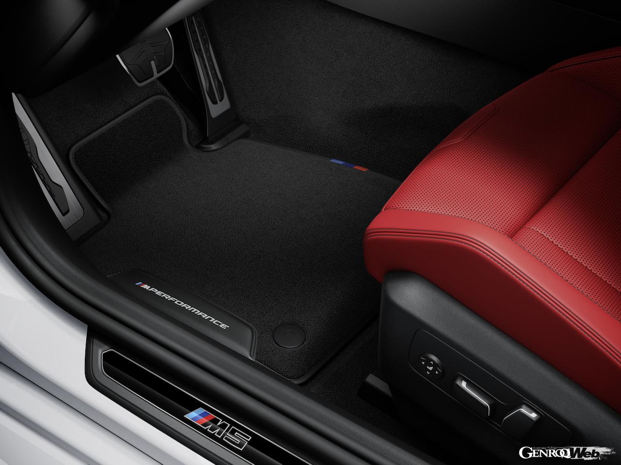 新型BMW M5用に開発された「BMW Mパフォーマンス・パーツ」の「Mパフォーマンス・フロアマット」。