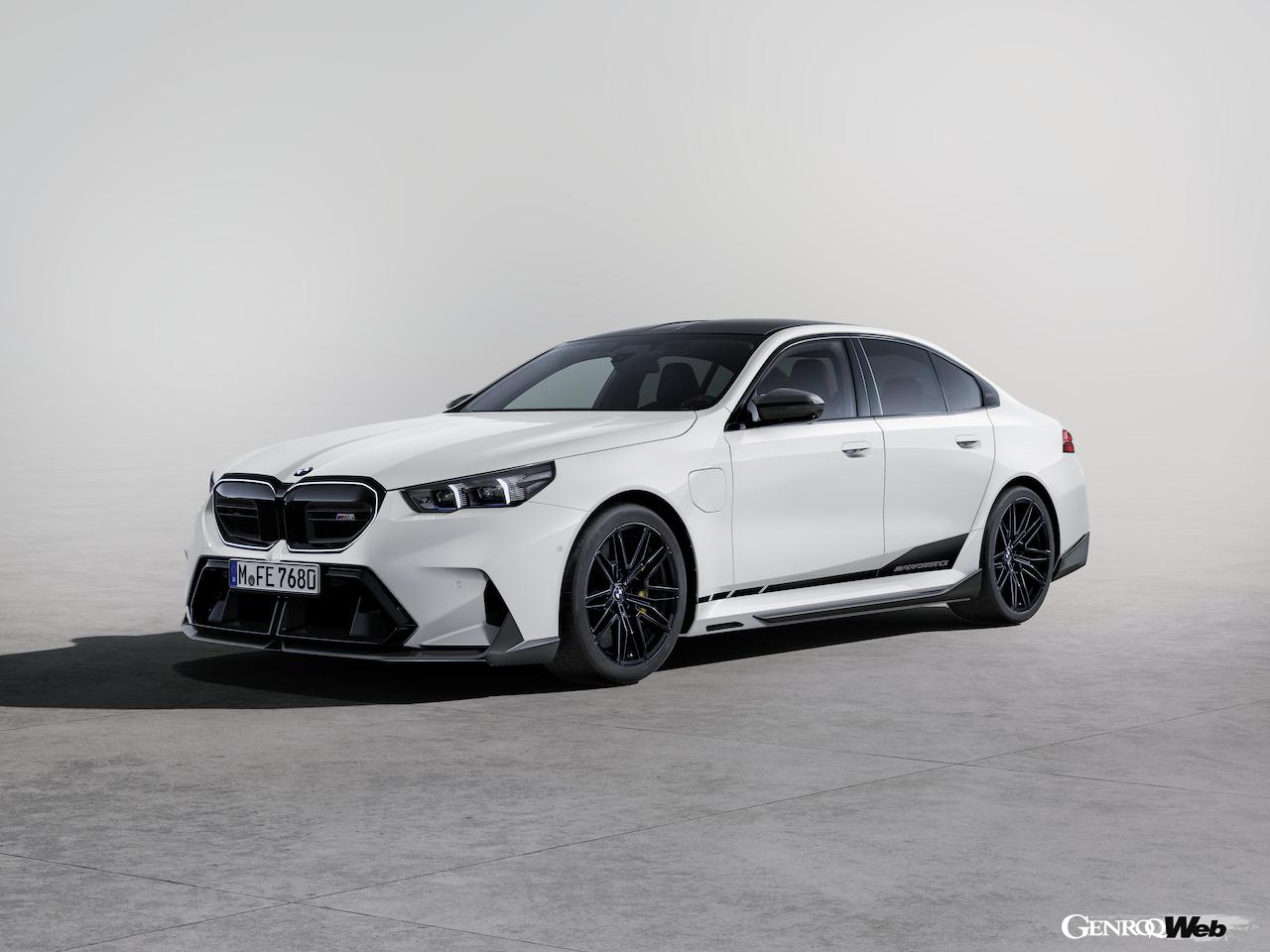新型BMW M5用に開発された「BMW Mパフォーマンス・パーツ」のハイテクカーボンファイバー製エクステリア。