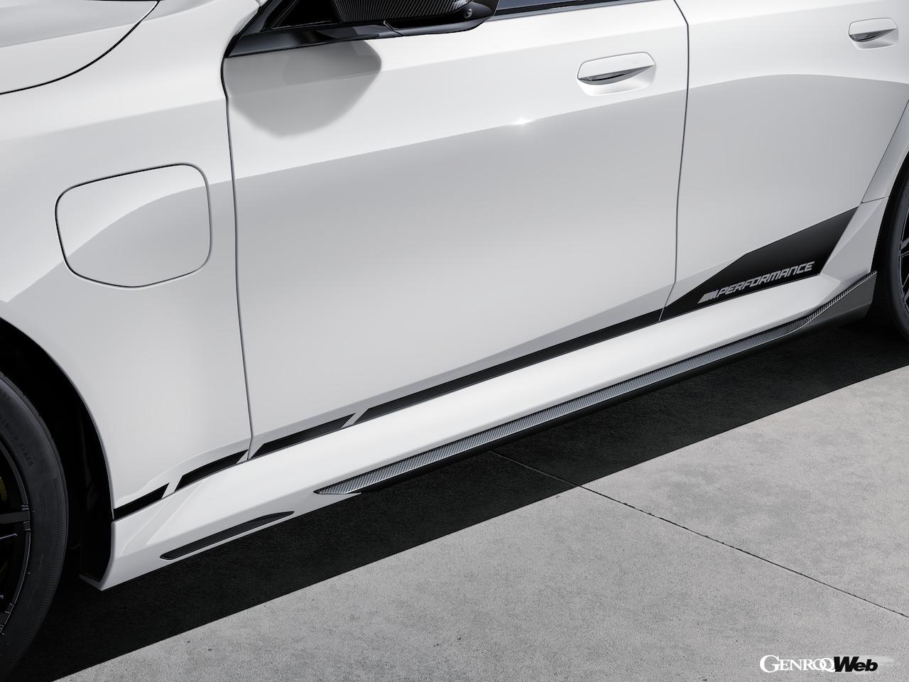 新型BMW M5用に開発された「BMW Mパフォーマンス・パーツ」の「Mパフォーマンス・サイドデカール」。
