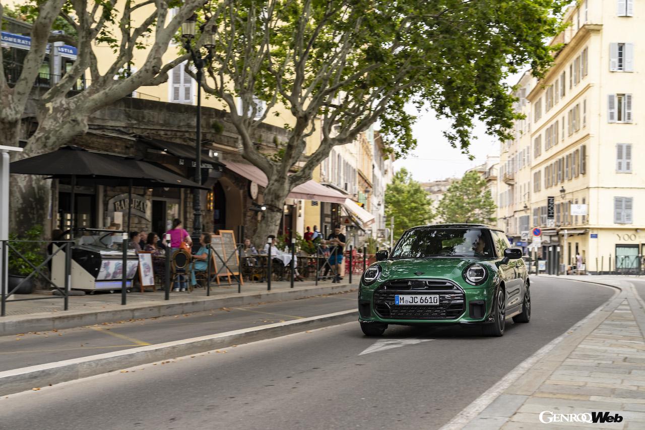 街中において、俊敏な走行性能を披露する、MINI クーパー Sの「ジョン クーパー ワークス トリム」装着モデル。