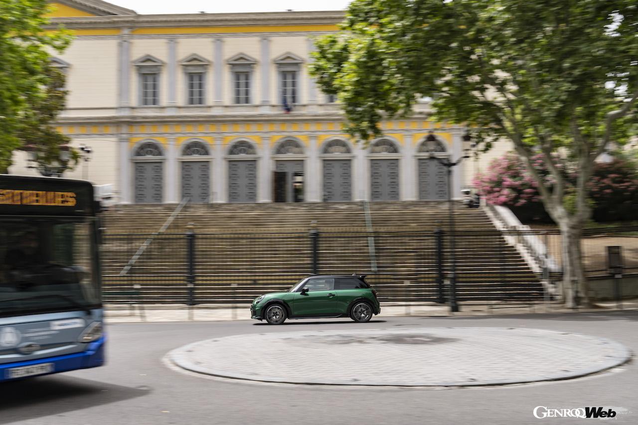 街中において、俊敏な走行性能を披露する、MINI クーパー Sの「ジョン クーパー ワークス トリム」装着モデル。