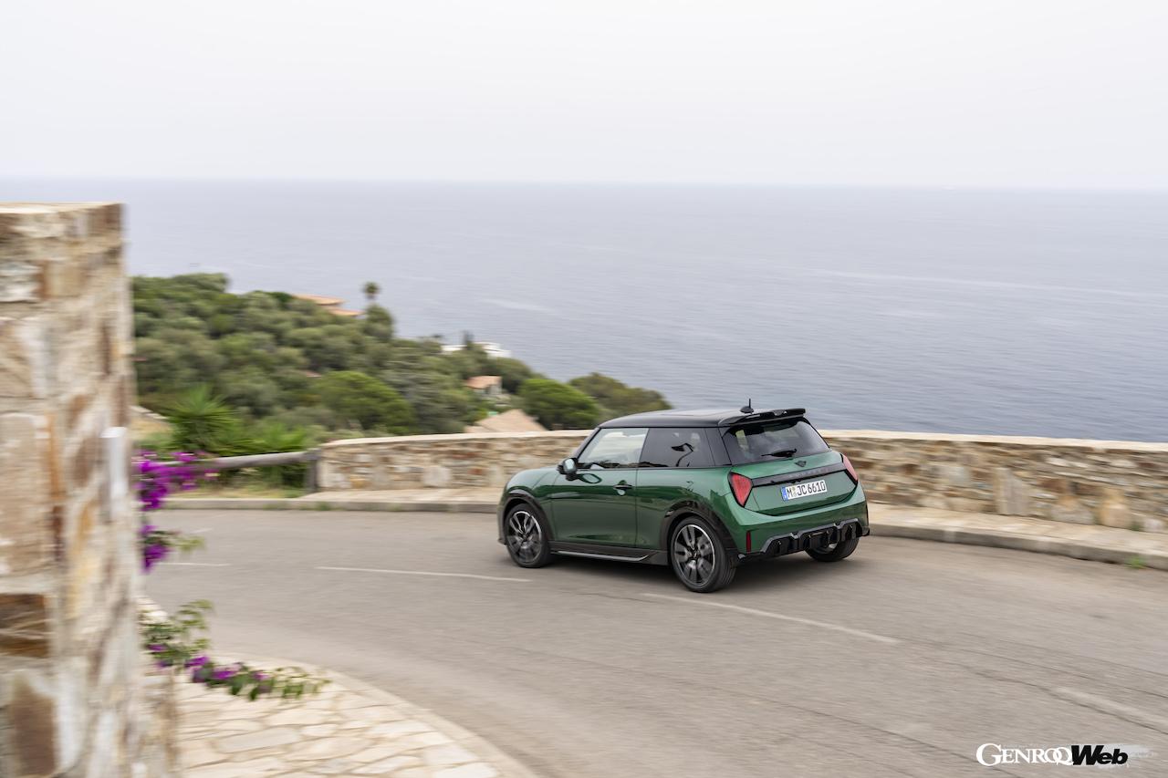 俊敏な走行性能を披露する、MINI クーパー Sの「ジョン クーパー ワークス トリム」装着モデル。