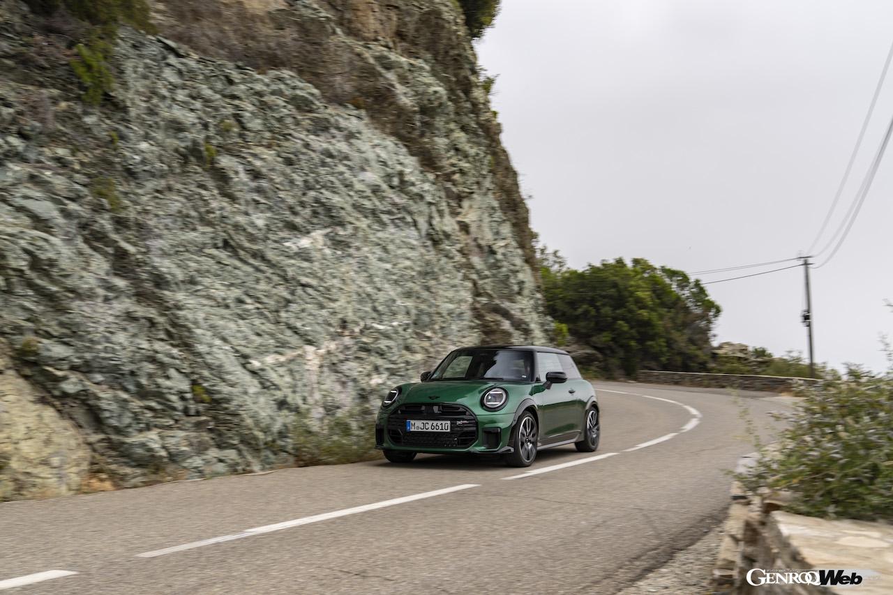 俊敏な走行性能を披露する、MINI クーパー Sの「ジョン クーパー ワークス トリム」装着モデル。