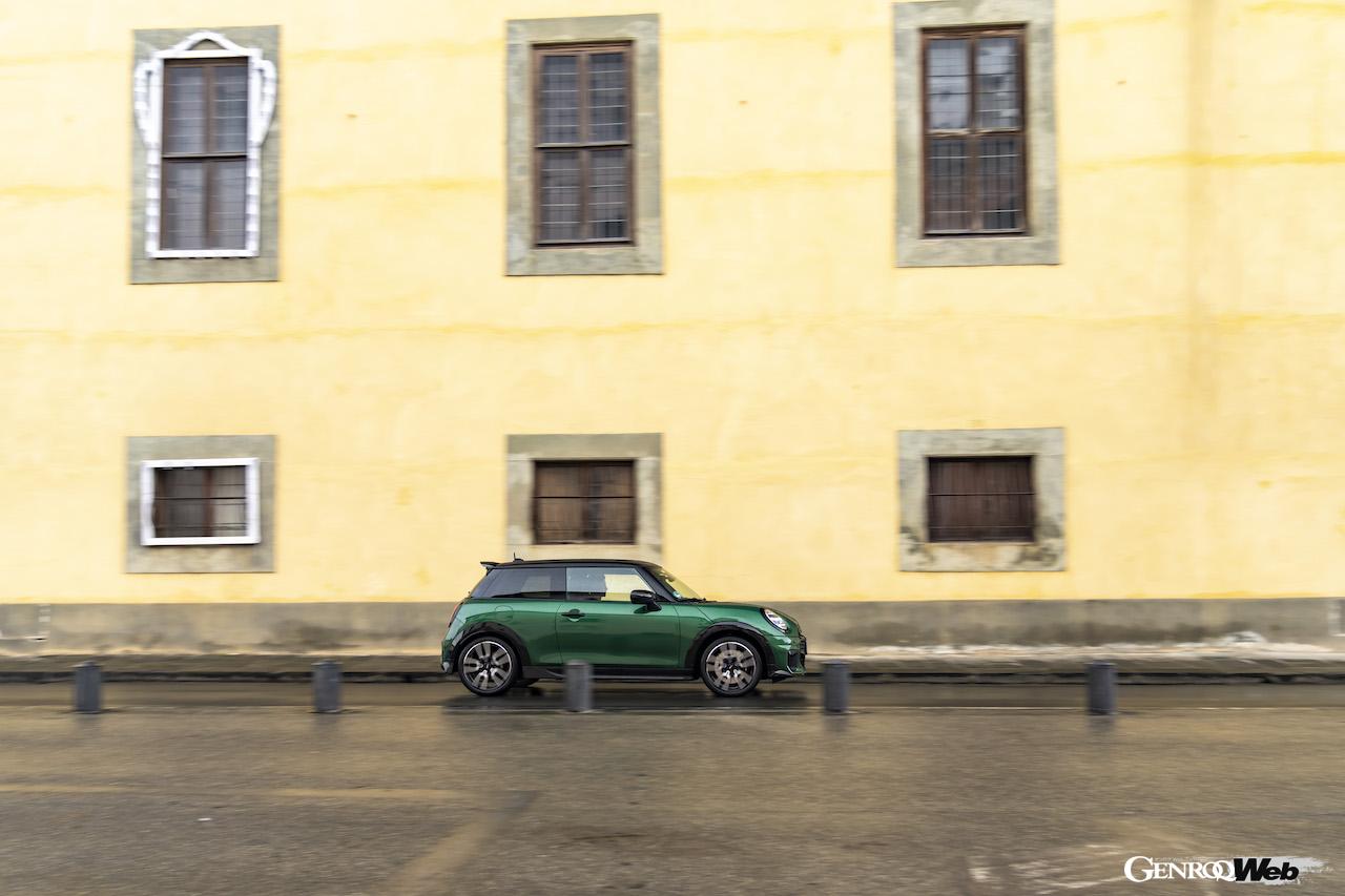 街中において、俊敏な走行性能を披露する、MINI クーパー Sの「ジョン クーパー ワークス トリム」装着モデル。