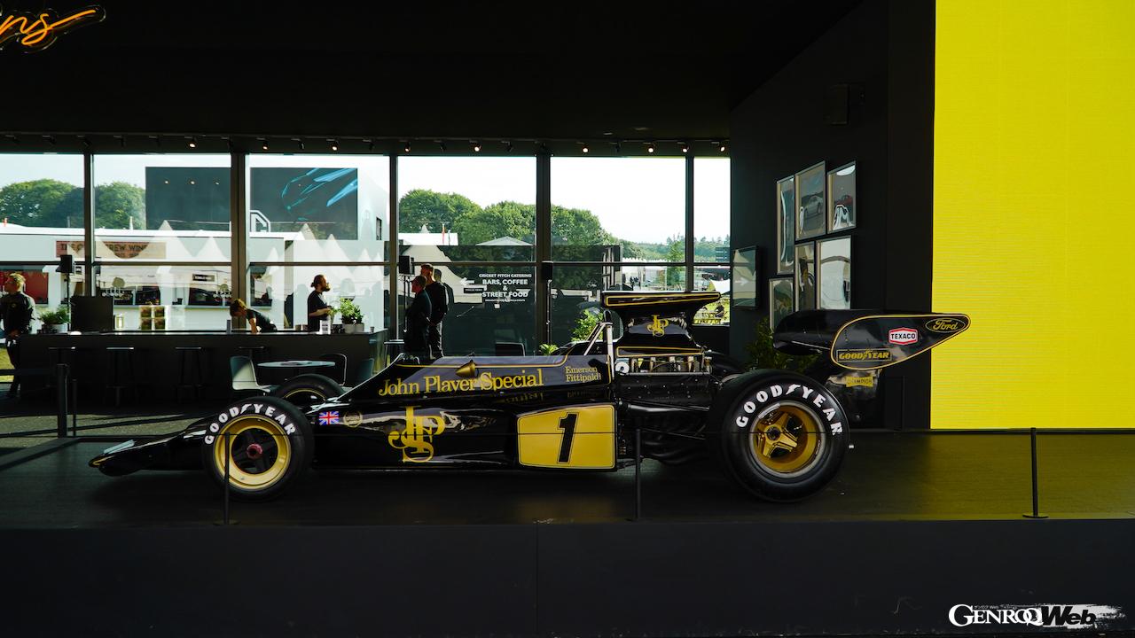 ロータス・スタンドには、現行ラインナップに加えて、貴重なF1マシンが展示された。