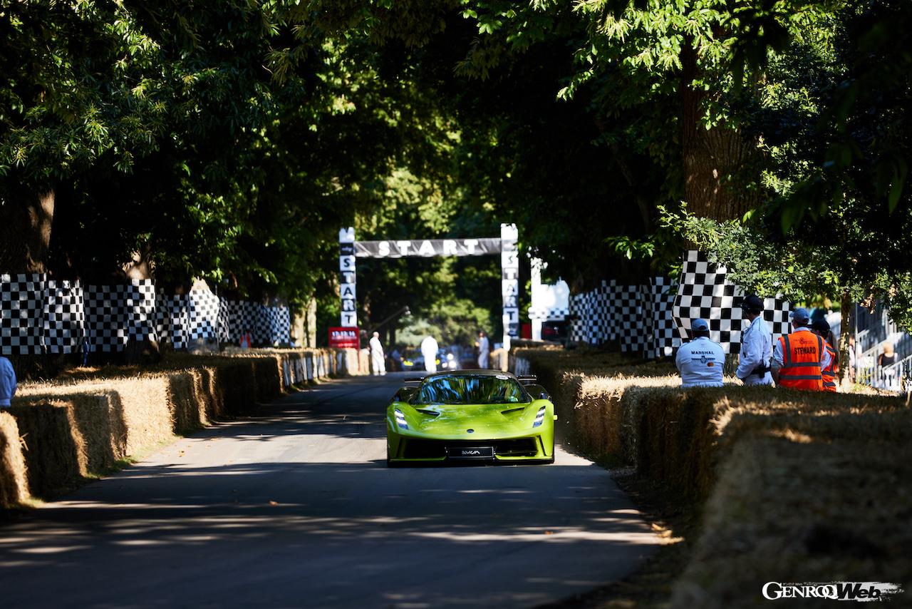 グッドウッドのヒルクライムコースを疾走する「エヴァイヤ」。