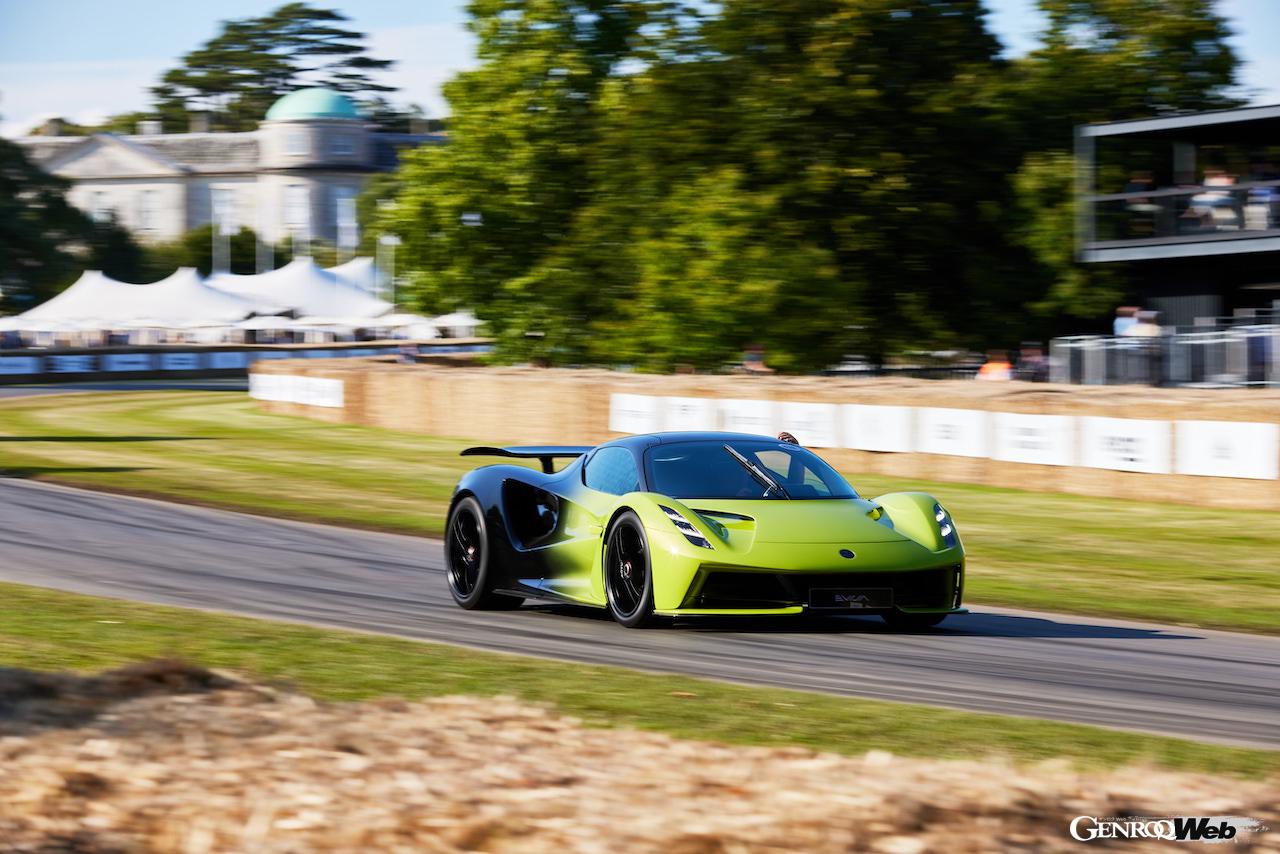 グッドウッドのヒルクライムコースを疾走する「エヴァイヤ」。