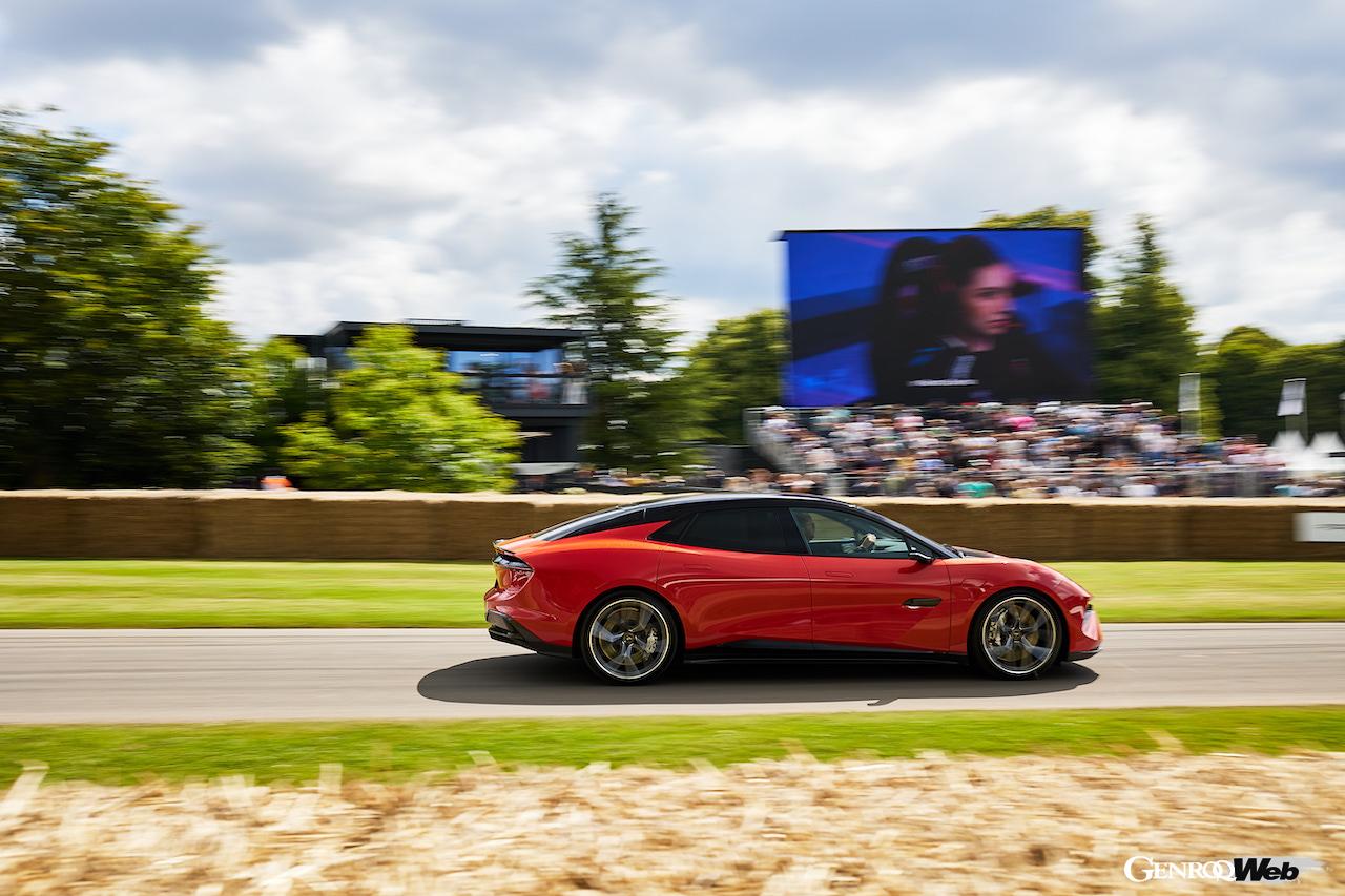 グッドウッドのヒルクライムコースを疾走する「エメヤ」。