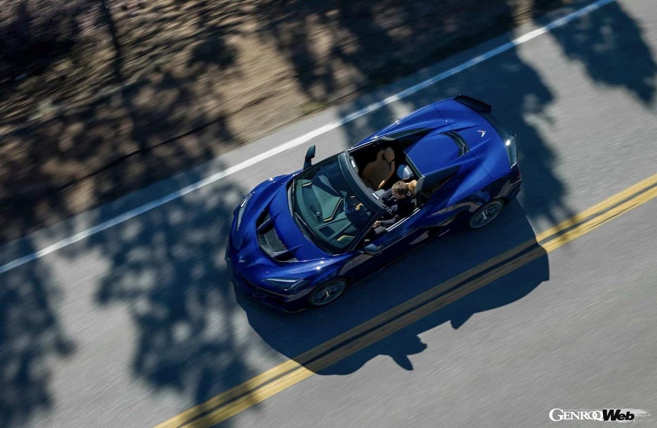 新型「シボレー コルベット ZR1」の走行シーン。